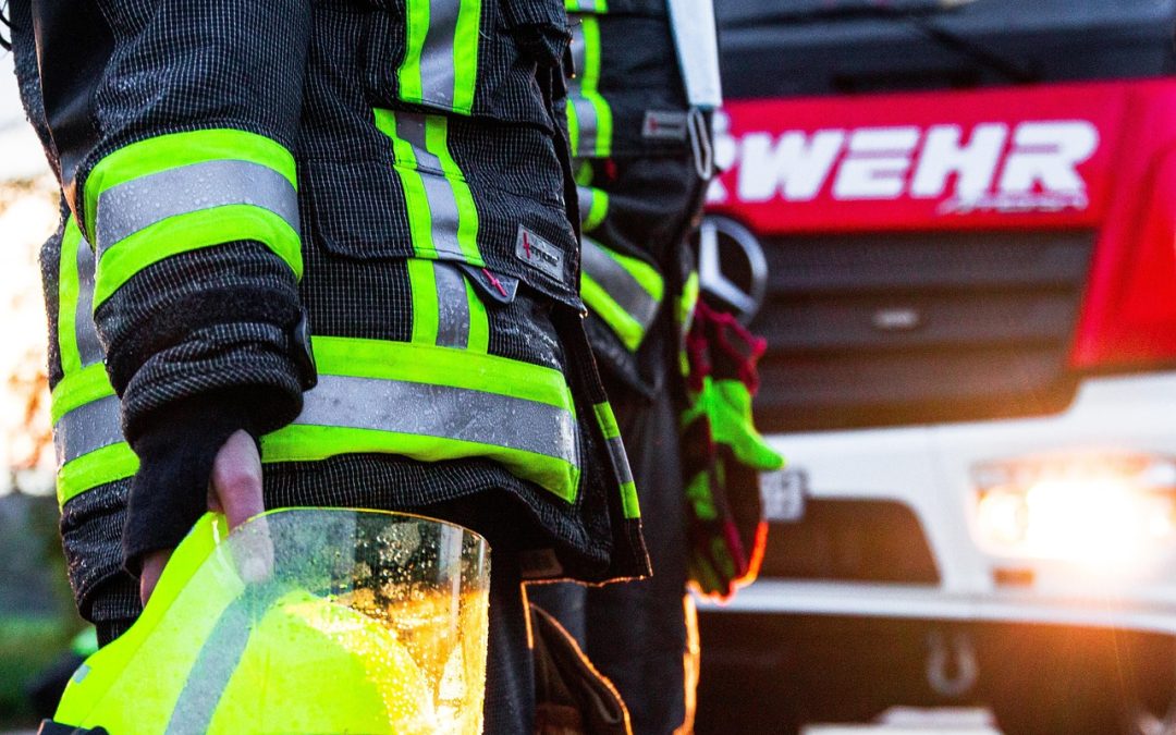 Dinas Damkar Banjarbaru Hapus Sarang Tawon di Area Permukiman